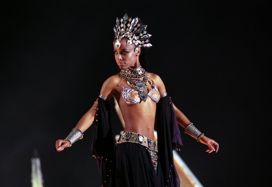 http://www.cswap.com/2002/Queen_of_the_Damned/still/12.jpg